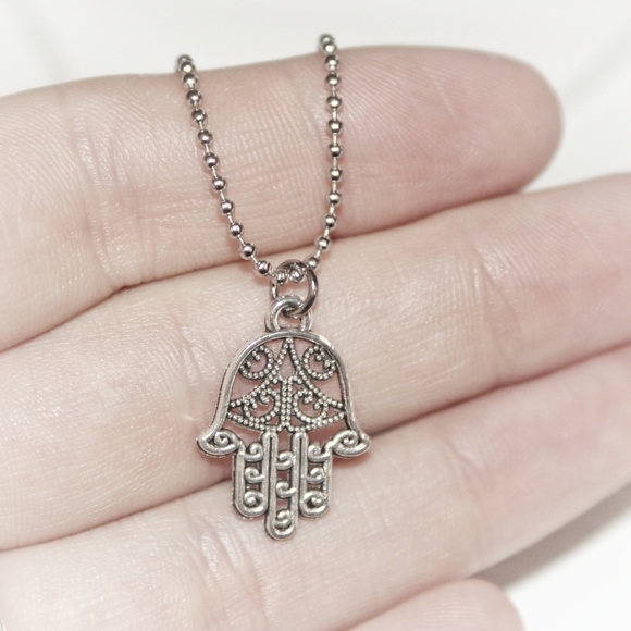 Inverted patterned Hamsa necklace - Picture 2 of 5